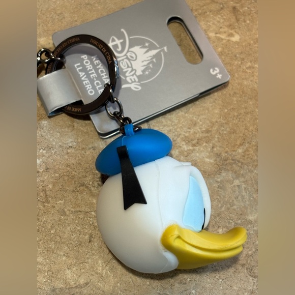 2024 DISNEY PARKS Donald Duck Angry Face Head Flair Keychain Bag Charm NWT - Picture 4 of 6